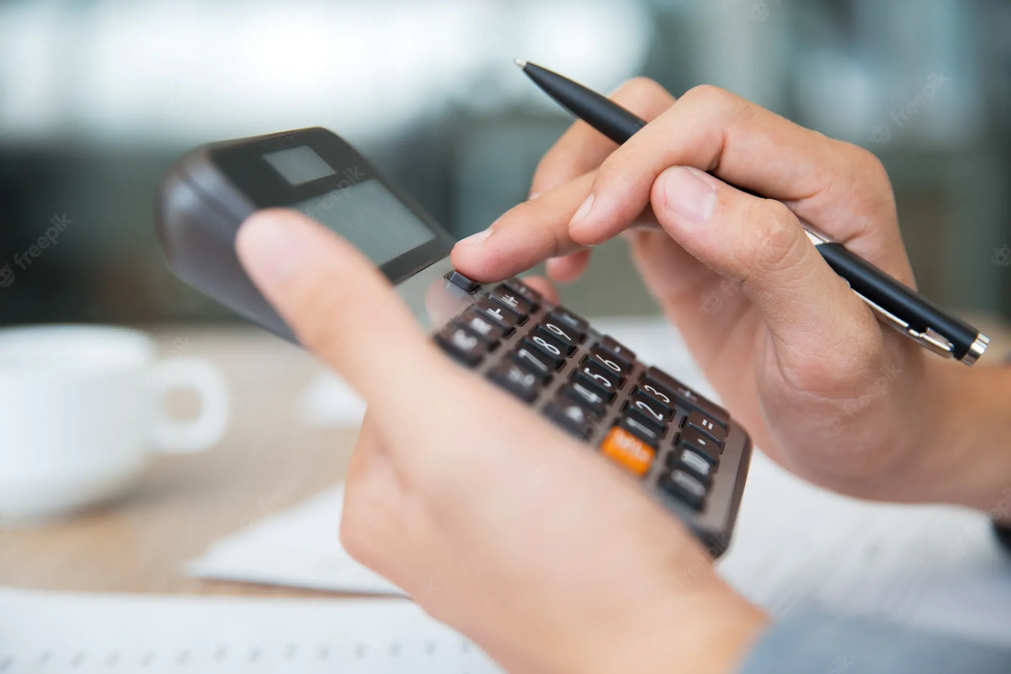 gerente-homem-verificando-financas-de-trabalho_1262-2289