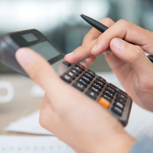 gerente-homem-verificando-financas-de-trabalho_1262-2289